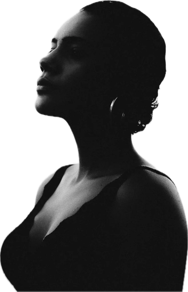 Portrait de profil en noir et blanc, le regard levé